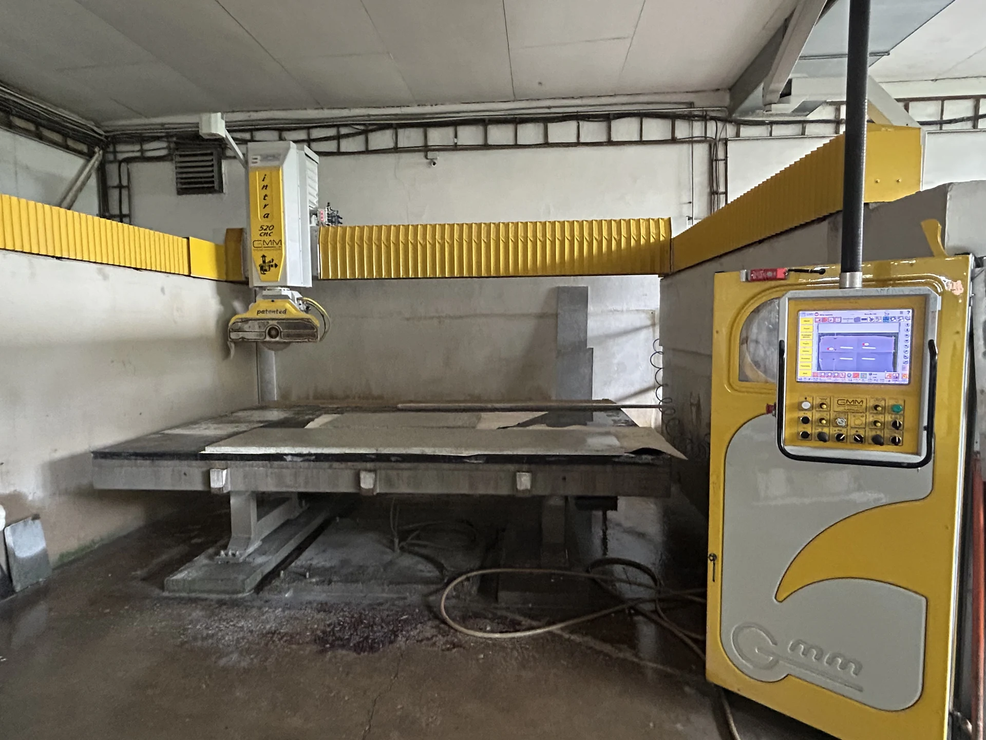 CNC pila CMM Intra 520 — řezání desek dle výkresu na jednotlivé díly